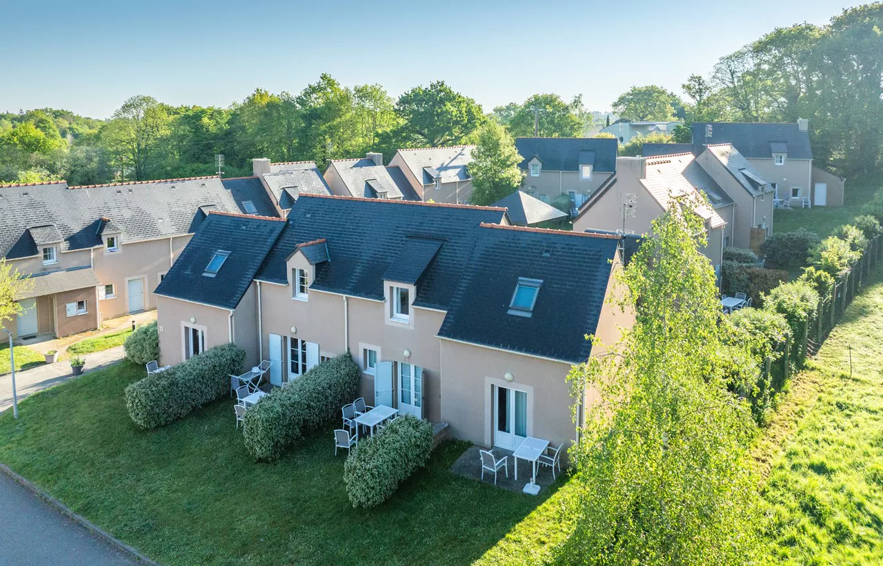 Le-Domaine_de_l_Emeraude_vue_exterieure_maisonnette